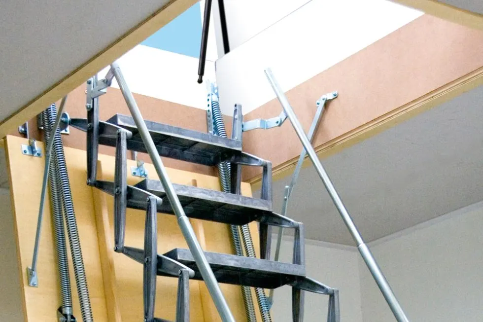 Fire-resistant roof hatch with fixed stairs