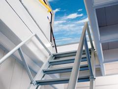 Tetőajtó rögzített lépcsővel – könnyű kijutás a tetőre