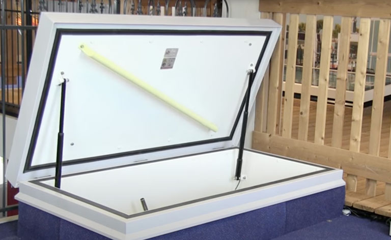 Electric roof hatch
