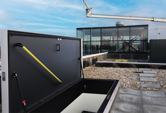 Adgang til vinduespudser-installation på taget via taglem