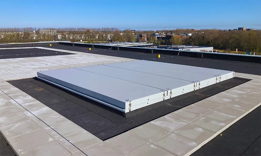Thermally separated construction for roof hatches
