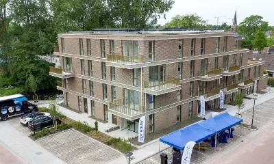Appartementencomplex aan de Taxuslaan met 2 Gorter dakluiken met schaartrappen