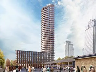 Det høje, slanke højhus Amstel Toren i Holland med en travl plads fyldt med fodgængere i gadeplan.