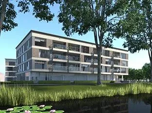Det moderne lejlighedskompleks 'De Componist' i Haarlem, beliggende lige ned til en kanal med åkander.