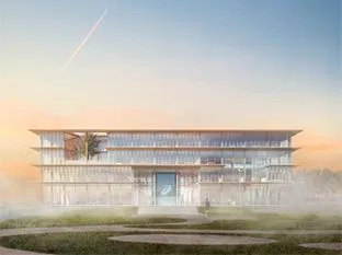 ASICS' moderne hovedkontor i Hoofddorp set udefra med store vinduespartier under en aftensol.